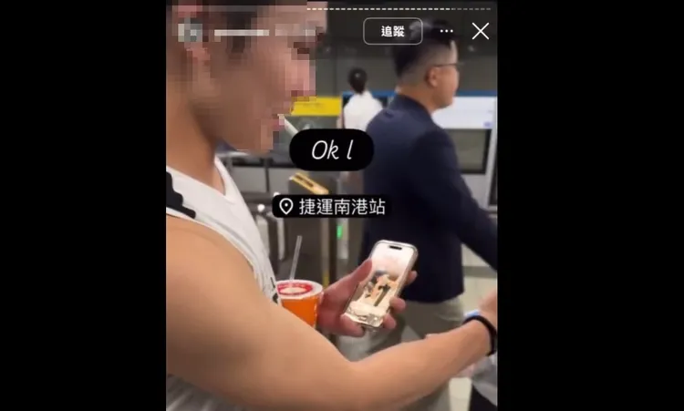 年輕男子在月台抽菸。翻攝畫面