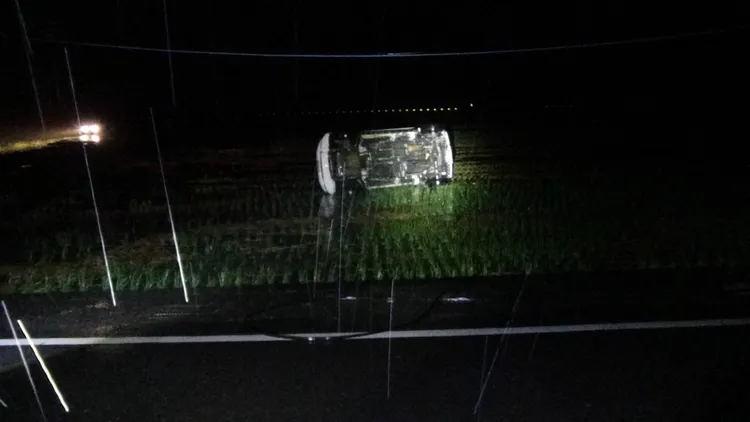 汽車疑因強風失控翻覆田中，造成1死2傷。翻攝畫面