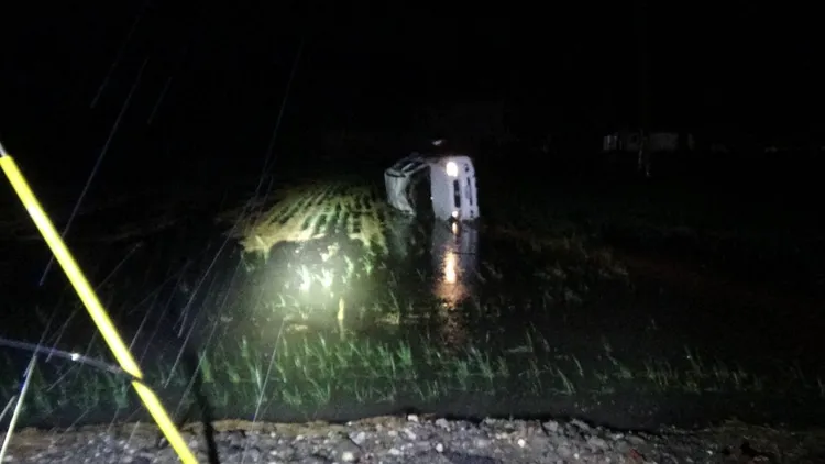 汽車疑因強風失控翻覆田中，造成1死2傷。翻攝畫面