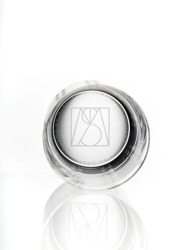 捷克頂級水晶品牌ARTĚL為空間專屬訂製的刻印器皿。品牌提供