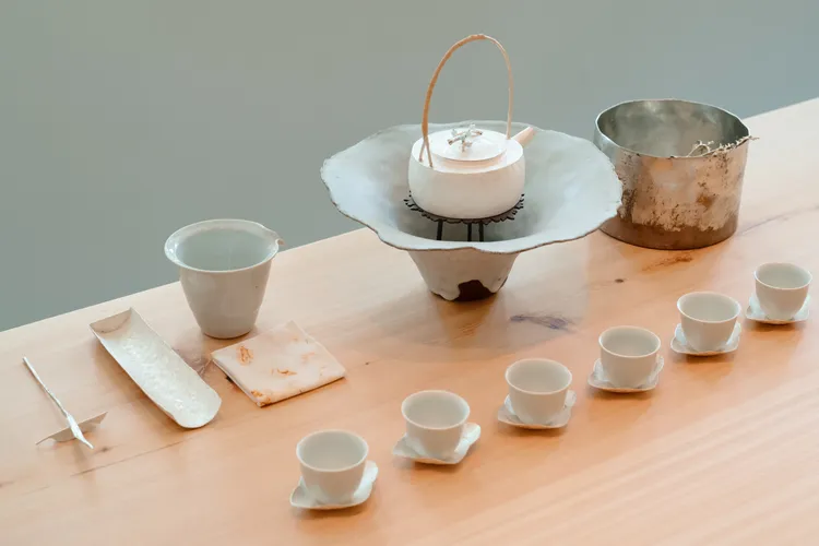 Lab 10茶空間可見金工藝術設計師蘇健霖的金屬器物 。品牌提供