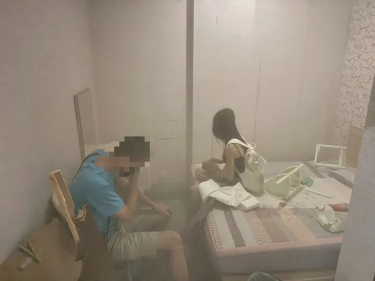 穿著細肩帶小可愛的泰籍應召女，護照上仍註明是男性。民眾提供