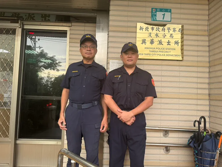 興華派出所副所長李謙忠及警員吳念罡獲報，幾經波折聯繫上邱姓弟弟，指示他留在原地等待救援。翻攝畫面