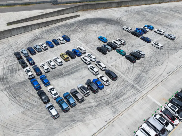 所有車主將愛車依指定位置排列，空拍機緩緩升空，映入眼簾的「6th」字樣，象徵第六代Forester即將登場。業者提供