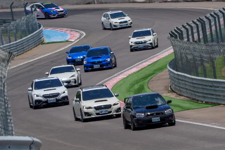 賽道上引擎咆哮聲與洩壓閥噴氣聲此起彼落，熟悉的聲浪彷彿帶領眾人穿越時光。業者提供