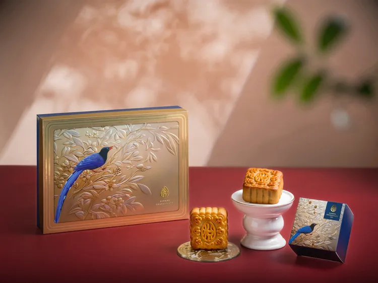 經典版「青羽金鳴」中秋禮盒，細膩印花與生動刻畫藍鵲飛羽之姿，傳遞家庭祥瑞祝福心意（1280元／6入）。業者提供