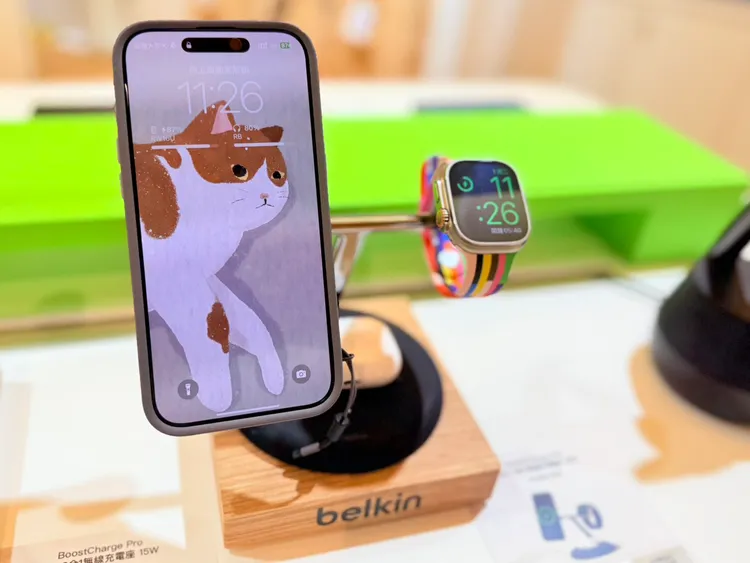 Belkin 門市內的多合一無線充電設備，現場開放消費者實際體驗。趙筱文攝