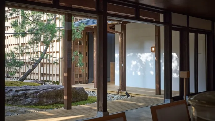 入住擁有百年的「Azumi Setoda」，享受安縵創辦人 Adrian Zecha 親手打造的百年古宅米其林一星餐食。業者提供