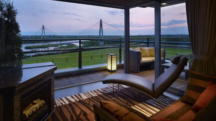 入住位於十勝平原上的「十勝川溫泉第一飯店」，體驗北海道著名的「美人之湯」。業者提供