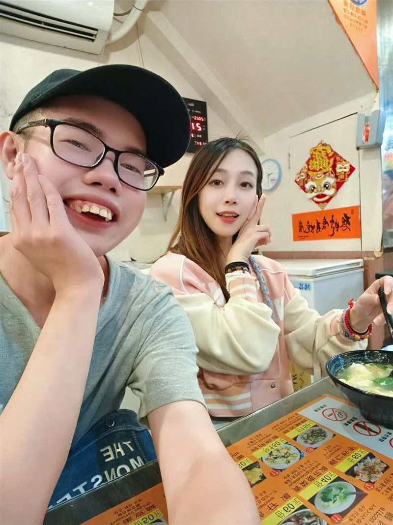 邓佳华(左)本月10日入狱,与简简(右)交往2个月爆出分手。翻摄自邓佳华脸书
