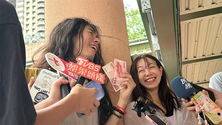 瑋哥趁虛而入，刻意戴起假牙扮成鄧佳華，表示會幫其照顧簡簡。曾佳俊攝