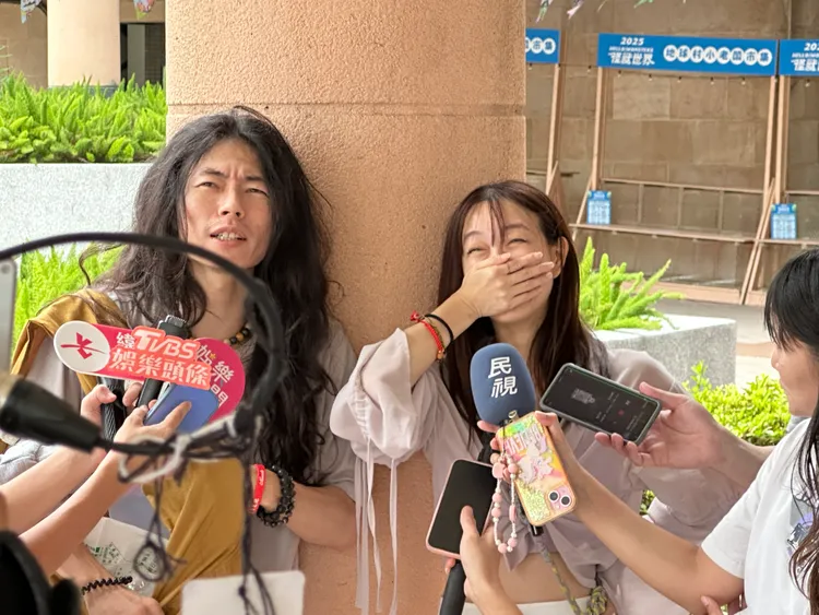 簡簡被瑋哥戴暴牙裝鄧佳華逗得哈哈大笑，兩人感情瞬間昇華。曾佳俊攝