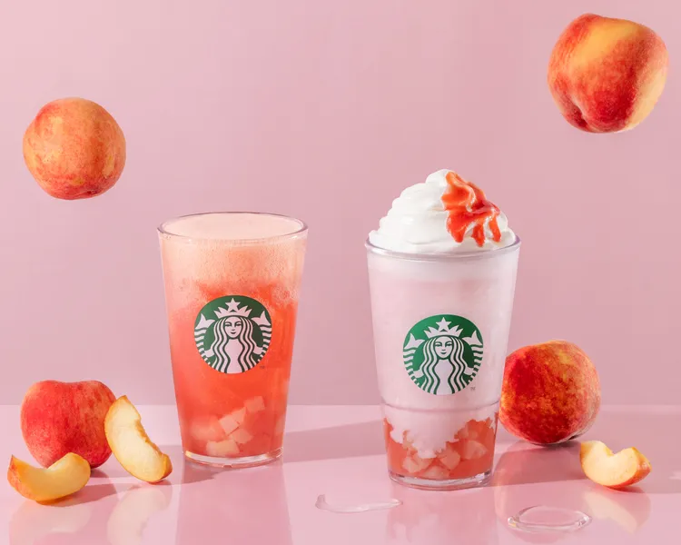 新品「蜜桃吉利星冰樂」（右）和「蜜桃吉利烏龍青茶」。星巴克提供
