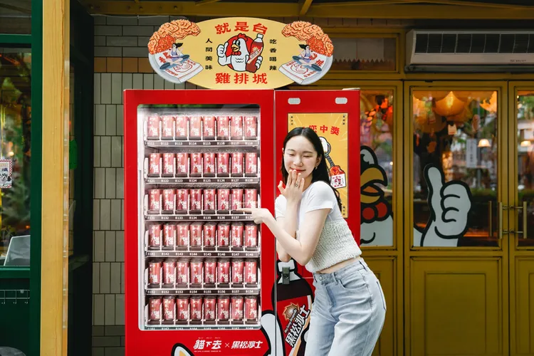 期間消費聯名雞排套餐或台菜套餐，可獲QR Code至店外販賣機兌換驚喜盲罐。黑松提供