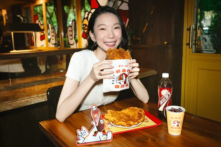 合作推出的特製椒麻大雞排，選用10盎司厚嫩雞胸肉製作。黑松提供