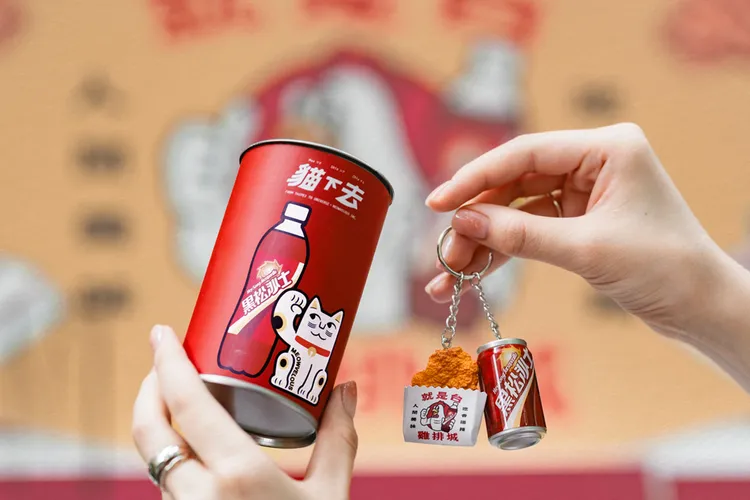 驚喜盲罐有機會獲得「黑松沙士+雞排微縮吊飾」（右）、「黑松沙士經典玻璃杯」等。黑松提供