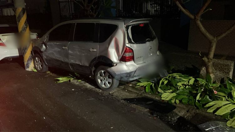 車位糾紛？休旅車倒車連續撞擊自小客  監視器全都錄車主卻不認帳
