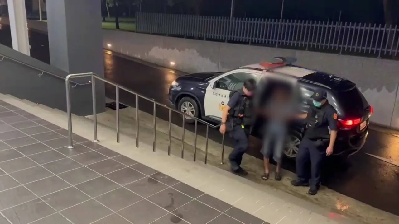 银色休旅车倒车连续撞击自小客,车主逃逸后被警方找到。翻摄画面