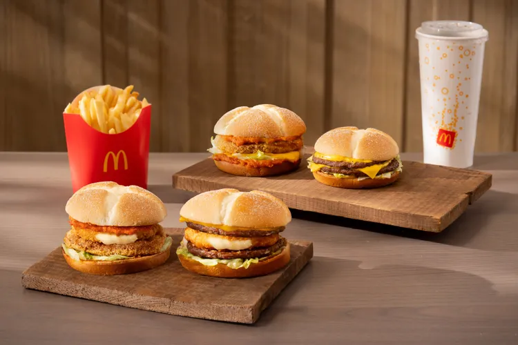 新品漢堡直接夾進整塊「熔岩起司排」，推出雙層純牛肉、酥炸豬排等口味。麥當勞提供