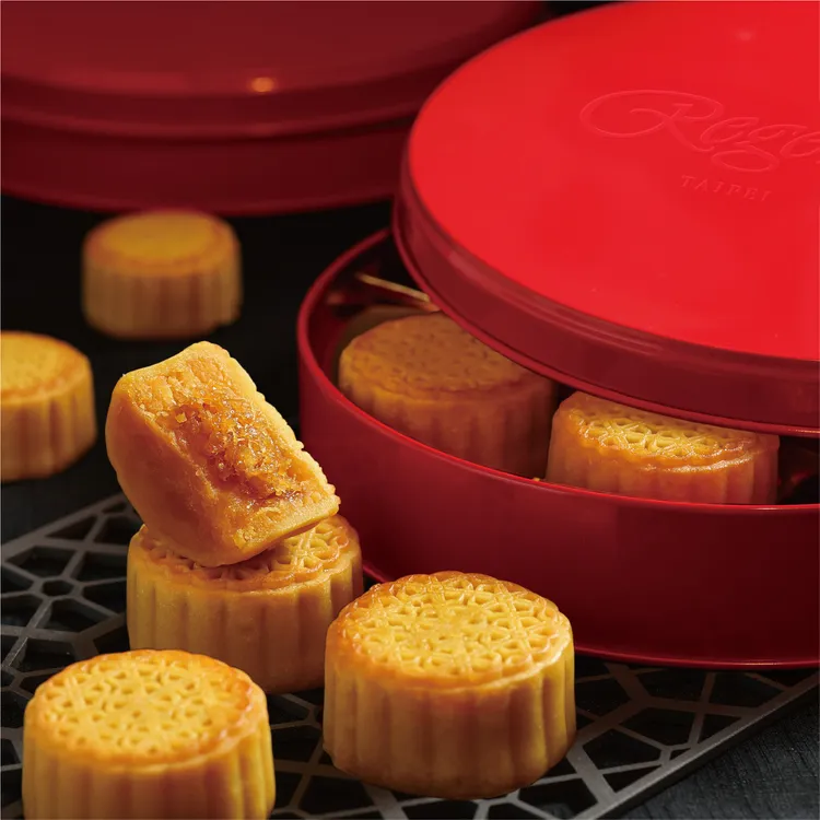 多次獲得媒體評比優勝、長年熱銷的《澄月》鳳梨澄沙奶黃禮盒，選用紅色圓形鐵盒的方式盛裝，展現節慶的喜氣，內餡融合台灣在地鳳梨與細緻奶黃，風味濃郁卻不膩口，每組1180元。台北晶華提供