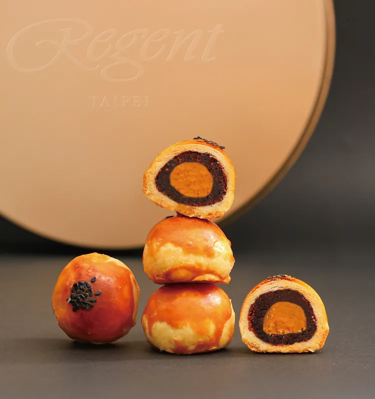 年年廣受消費者好評的《花月》港式奶黃酥與蛋黃酥禮盒，則以霧面金鐵盒裝載著8顆師承自香港麗晶酒店師傅的經典奶黃酥與豆沙蛋黃酥，每組1280元。台北晶華提供