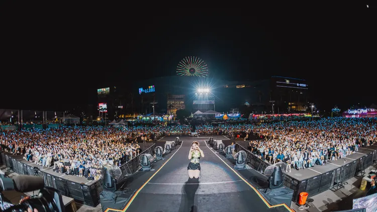 娜璉與2萬名粉絲大合照。寬寬整合提供