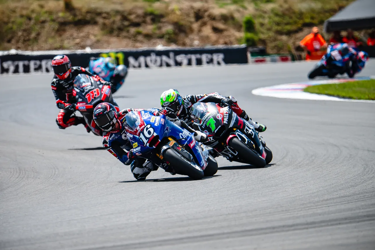 在 Moto2 部分,美国车手 Joe Roberts(Kalex)凭借稳定节奏与强劲表现,从第二位起跑一路拚战至最后,最终成功登顶,重返颁奖台。倍耐力提供