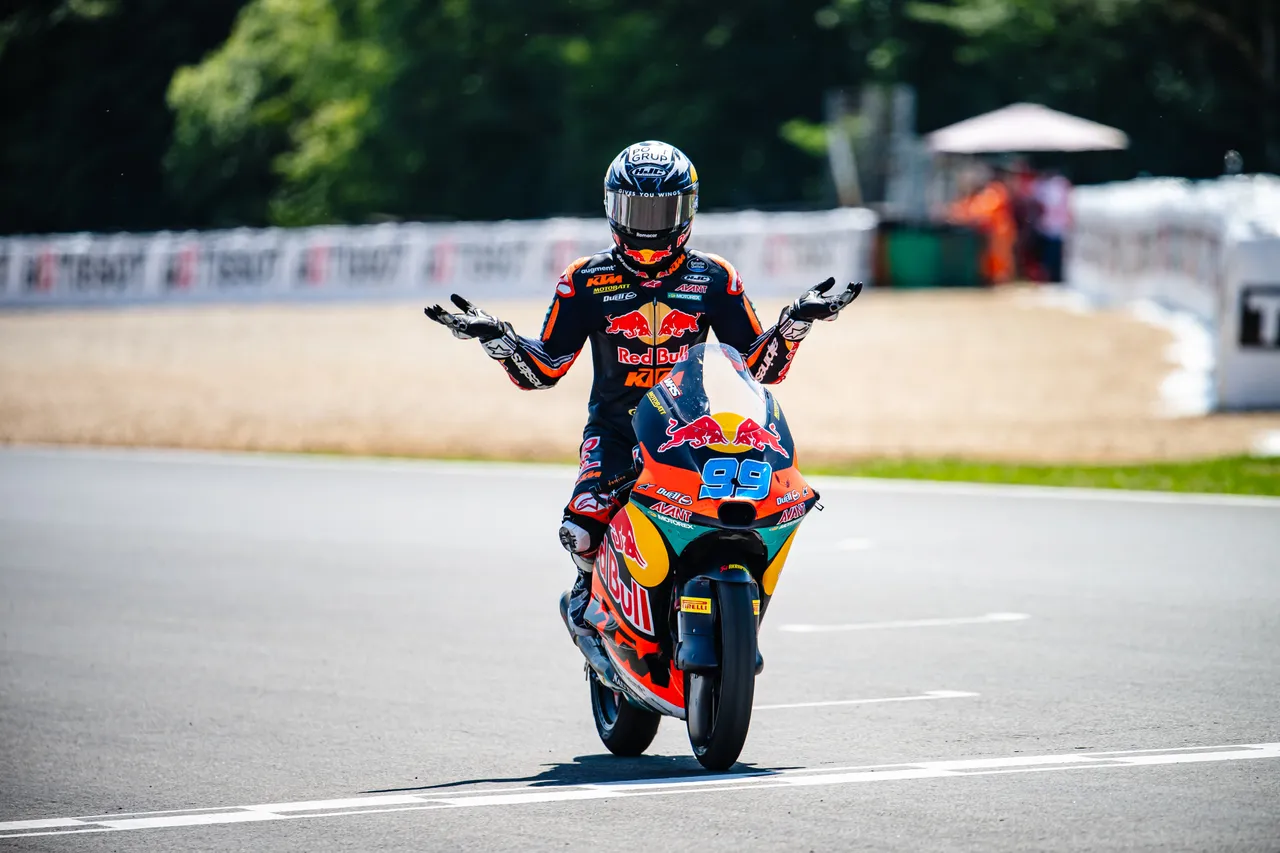 Moto3 则由西班牙小将 José Antonio Rueda(KTM)展现压倒性优势,在16圈比赛中几乎未受威胁,顺利拿下本赛季第七胜。倍耐力提供