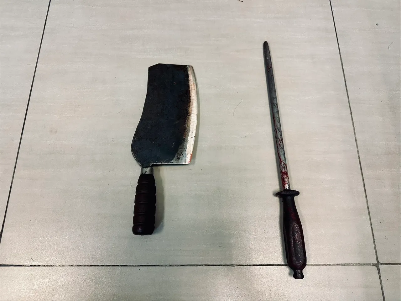 林嫌用殺豬刀與磨刀棒攻擊債主,造成對方背部與手部流血受傷。翻攝畫面