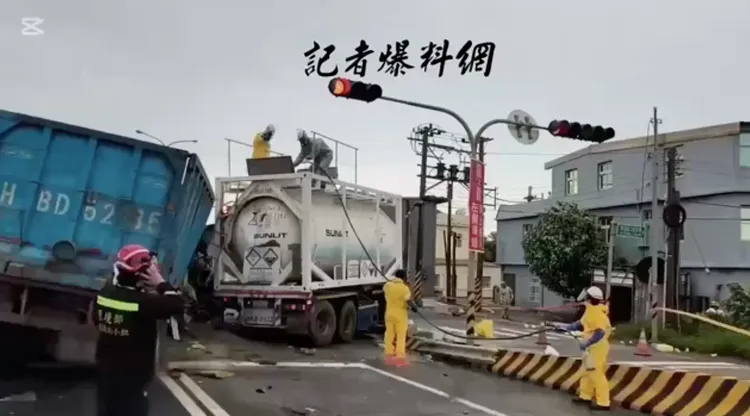 新竹縣竹北市西濱路二段今早發生砂石車及化學槽車車禍，現場氫氟酸外洩，相關人員已封鎖現場處理。翻攝記者爆料網
