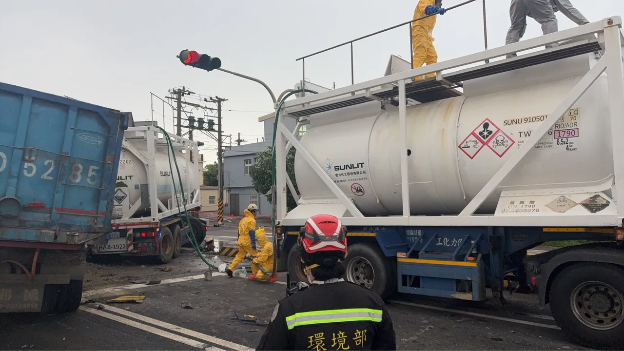新竹县竹北市西滨路二段今早发生砂石车及化学槽车车祸,现场氢氟酸外泄,相关人员已封锁现场处理。翻摄记者爆料网