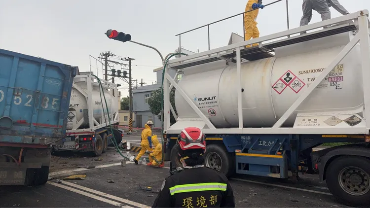 新竹縣竹北市西濱路二段今早發生砂石車及化學槽車車禍，現場氫氟酸外洩，相關人員已封鎖現場處理。翻攝記者爆料網