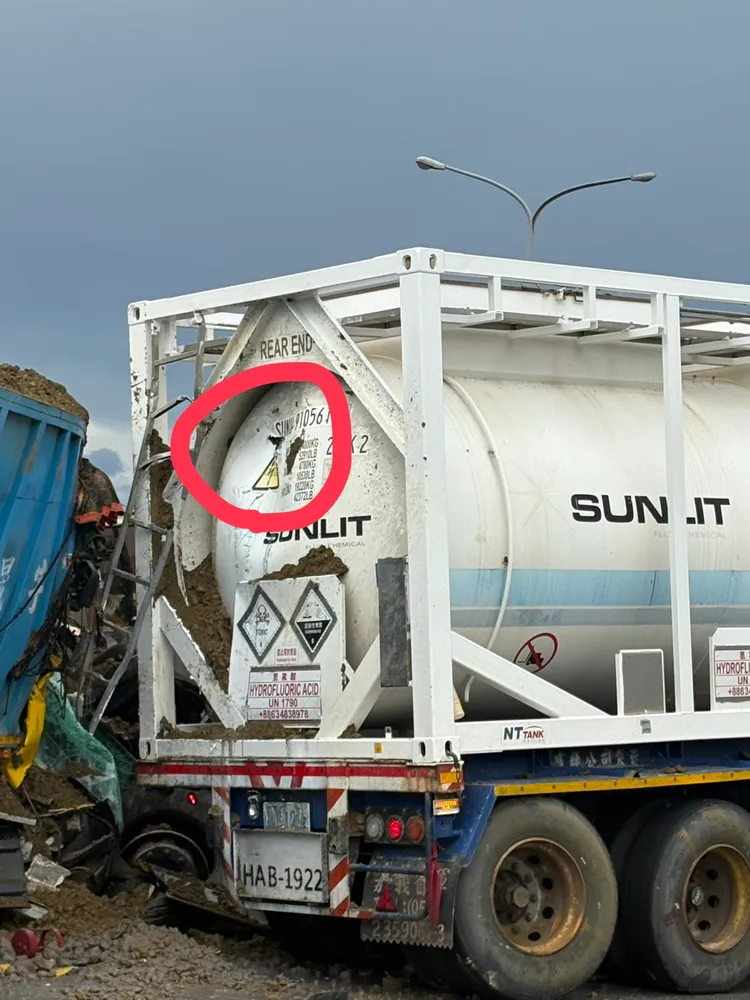 新竹縣竹北市西濱路二段今早發生砂石車及化學槽車車禍，現場氫氟酸外洩，相關人員已封鎖現場處理。翻攝記者爆料網