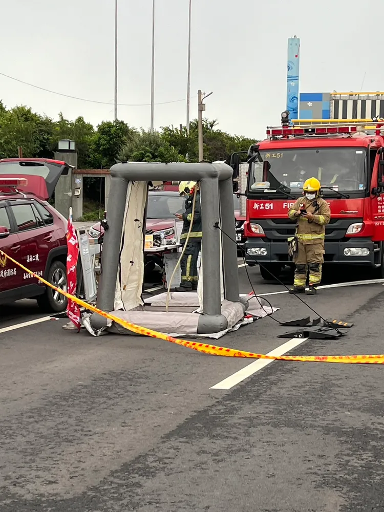 新竹縣竹北市西濱路二段今早發生砂石車及化學槽車車禍，現場氫氟酸外洩，相關人員已封鎖現場處理。翻攝記者爆料網