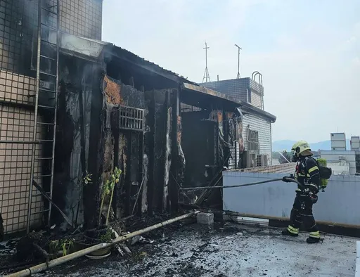 大溪7层楼民宅火警 火势一度延烧隔壁住户