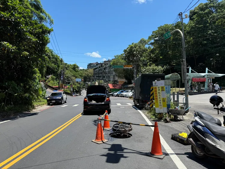 新店區下水道施工來不及擺交通錐，導致人孔蓋工人上半身遭車輾過死亡。翻攝畫面