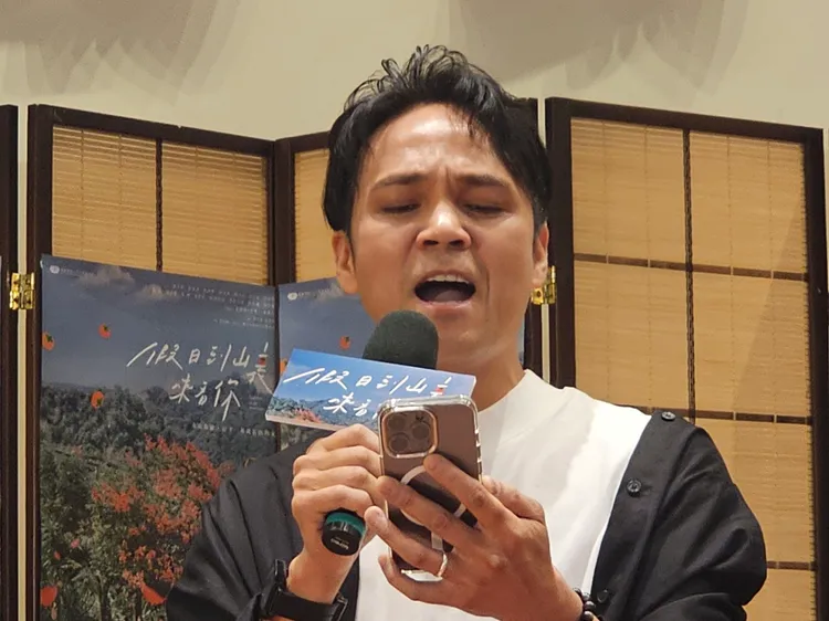 徐詣帆南下「高雄讀書會」宣傳，現場飆唱。大愛提供