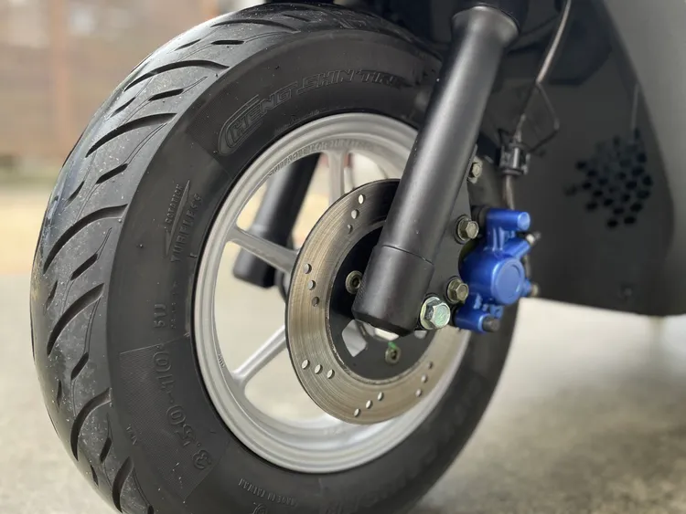 PGO isavR 威力125標配CBS 3.0連動煞車系統，並採前碟後鼓配置。林浩昇攝