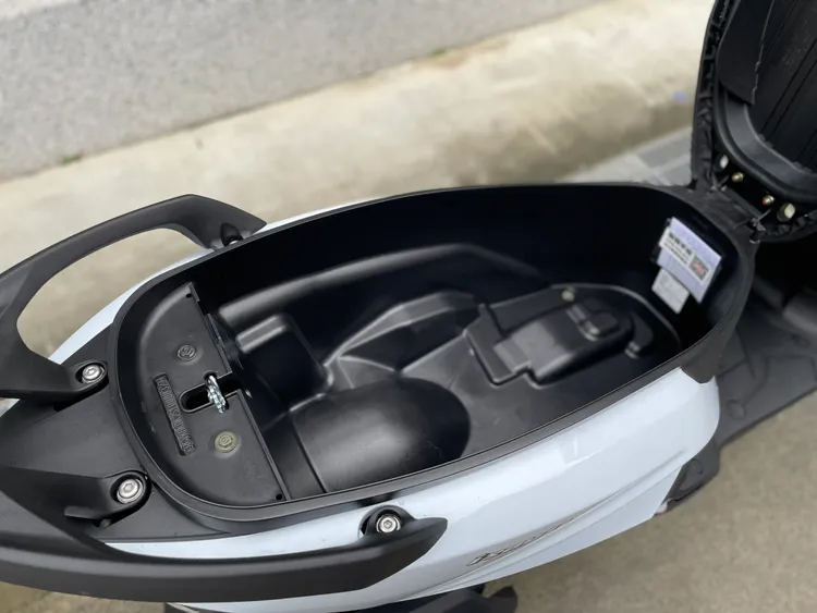 37公升超大車廂可容納兩頂3/4罩安全帽。林浩昇攝