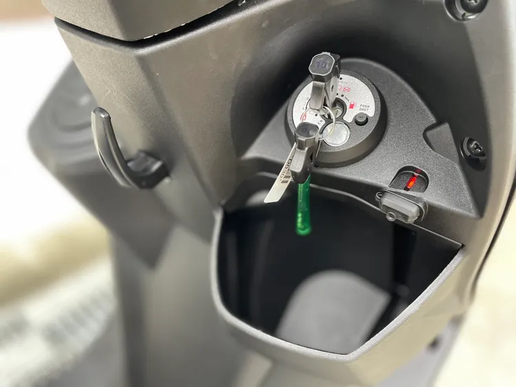 PGO威力125搭載升級版QC3.0 USB充電座，方便手機收納與即時充電。林浩昇攝