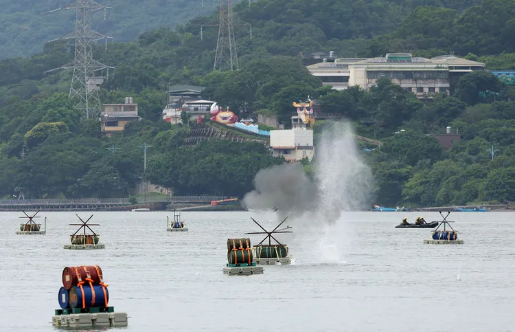 國軍在淡水河進行爆破演練。中央社