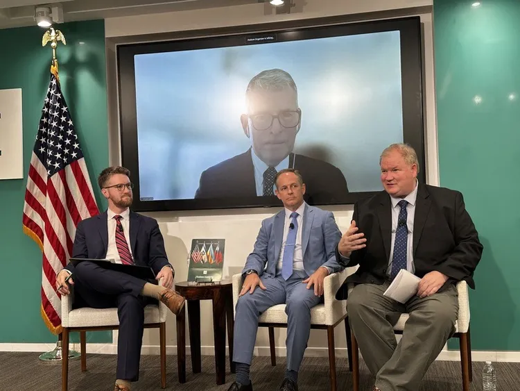 美國退役海軍少將蒙哥馬利建議（右）美台應舉行雙邊演習。中央社