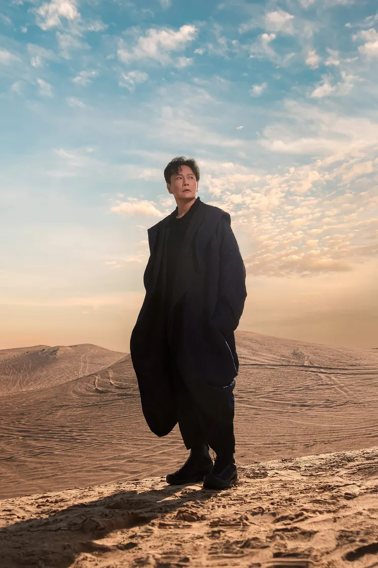 張信哲MV選景於浩瀚沙漠與杜拜古城老城區取景。潮水音樂提供