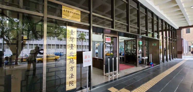 台北地法院勞動法庭法官認定櫃姊與設櫃服飾公司屬勞動契約關係而非承攬契約，判公司要支付櫃姊退休金及特休假未休工資共209萬餘元。資料照片