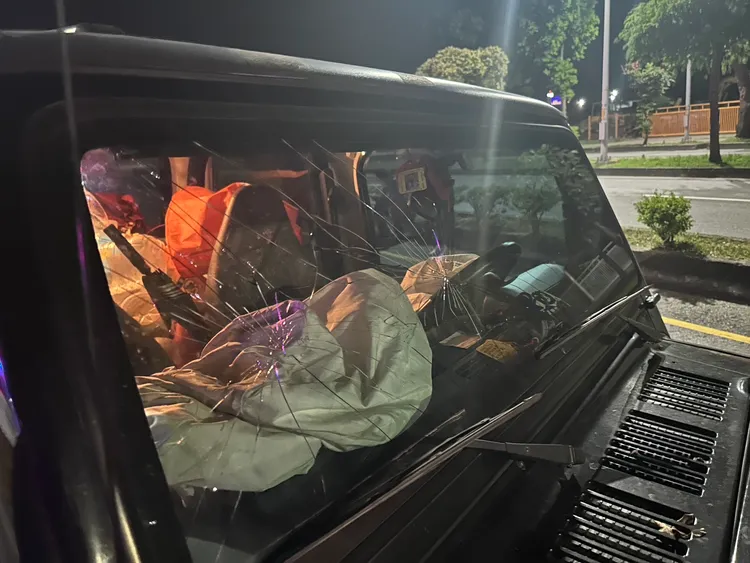 吉普車窗被撞後破裂。警方提供