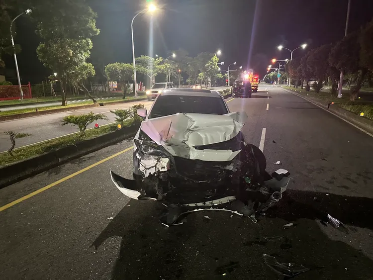 逆向行駛的白色汽車車頭撞毀。警方提提供