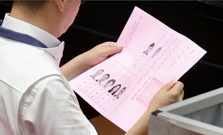 國民黨立委羅智強的投票單上可見7位大法官皆蓋上「不同意」。彭欣偉攝