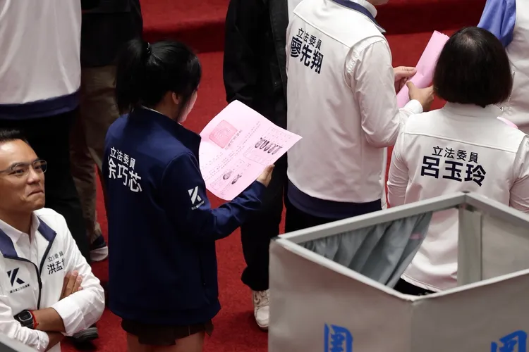 國民黨立委徐巧芯的投票單上可見7位大法官皆蓋上「不同意」。彭欣偉攝