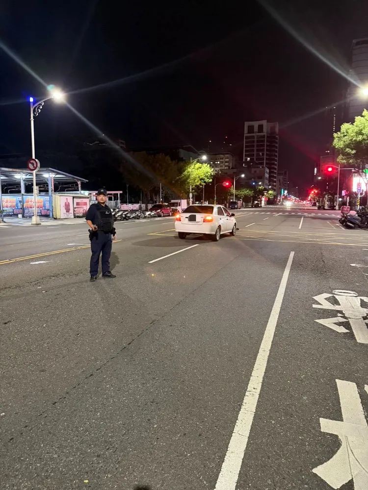 行人闖紅燈，遭未禮讓行人的駕駛撞死。翻攝畫面
