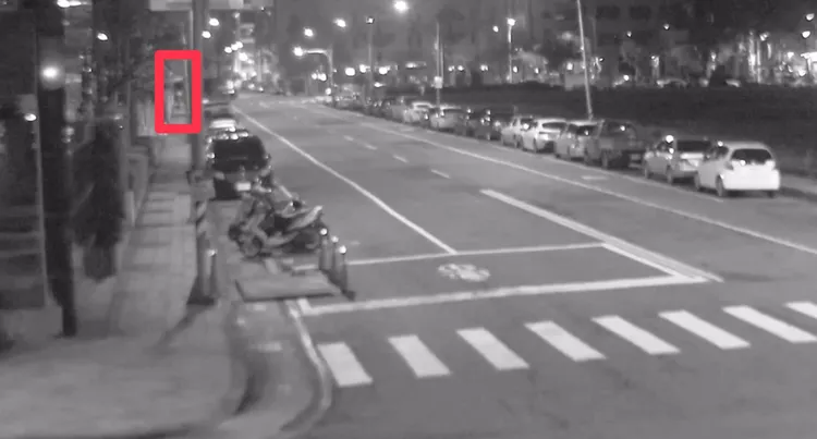 行人闖紅燈，遭未禮讓行人的駕駛撞死。翻攝畫面